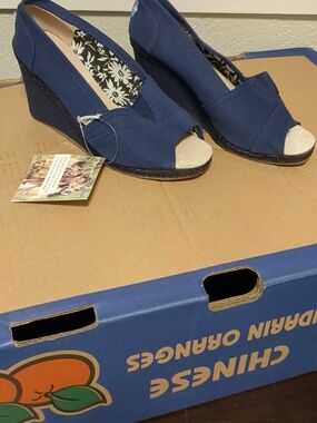 NWT TOMS women's wedges navy